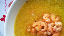 Kukuřičná polévka s chilli a krevetami