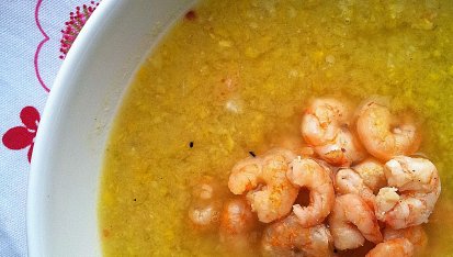 Kukuřičná polévka s chilli a krevetami