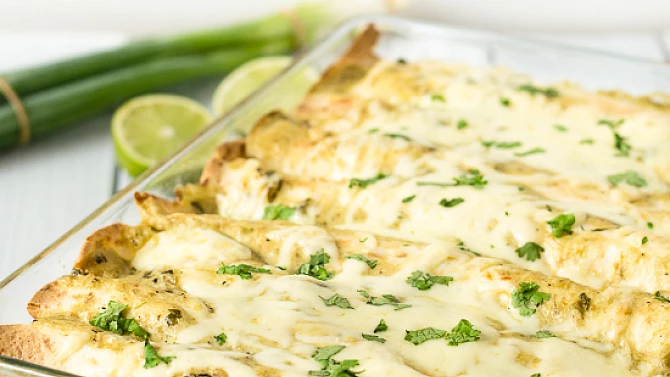 Kuřecí enchiladas se salsou verde a avokádem