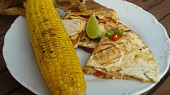 Kuřecí fajita quesadillas na grilu s kukuřičným klasem