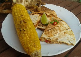Kuřecí fajita quesadillas na grilu s kukuřičným klasem