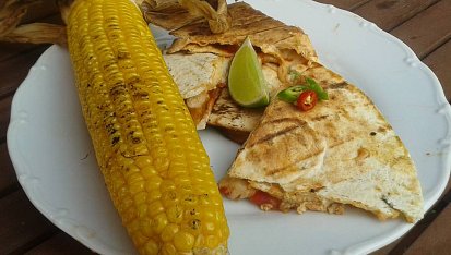 Kuřecí fajita quesadillas na grilu s kukuřičným klasem