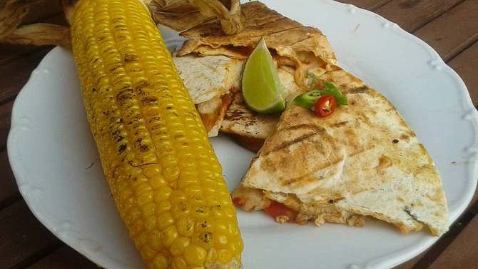 Kuřecí fajita quesadillas na grilu s kukuřičným klasem