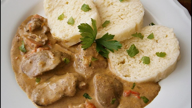 Kuřecí játra na smetaně se slaninou a  čerstvou paprikou, Kuřecí játra na smetaně se slaninou a čerstvou paprikou
