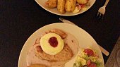 Kuřecí steak s hermelínem na  brusinkové omáčce