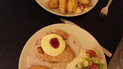 Kuřecí steak s hermelínem na  brusinkové omáčce