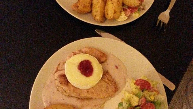 Kuřecí steak s hermelínem na  brusinkové omáčce