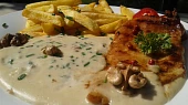 Kuřecí steak s omáčkou z Nivy a s ořechy