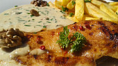 Kuřecí steak s omáčkou z Nivy a s ořechy