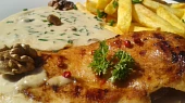 Kuřecí steak s omáčkou z Nivy a s ořechy