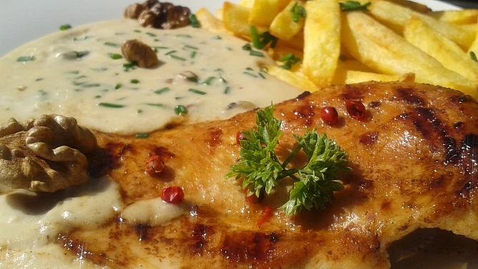 Kuřecí steak s omáčkou z Nivy a s ořechy