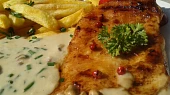 Kuřecí steak s omáčkou z Nivy a s ořechy