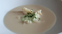 Květákový krém s petrželkovou smetanou