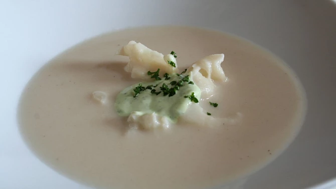 Květákový krém s petrželkovou smetanou