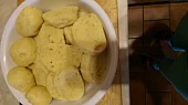 Kynutý houskový knedlík v páře