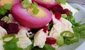 Ledový salát s mozarellou, naloženými vejci a červenou řepou