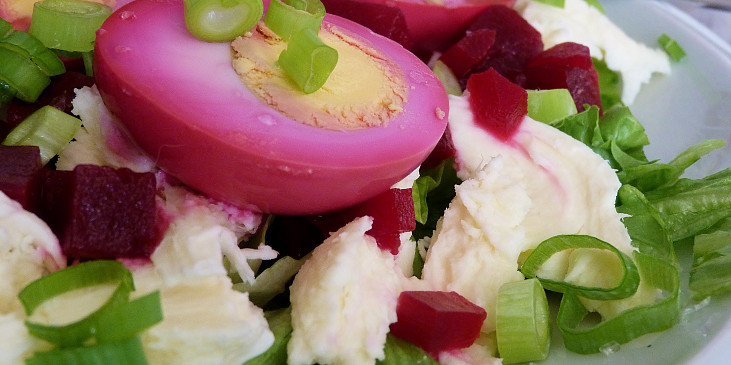 Ledový salát s mozarellou, naloženými vejci a červenou řepou