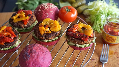 Letní burgery s avokádem a grilovanými paprikami