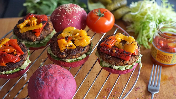 Letní burgery s avokádem a grilovanými paprikami