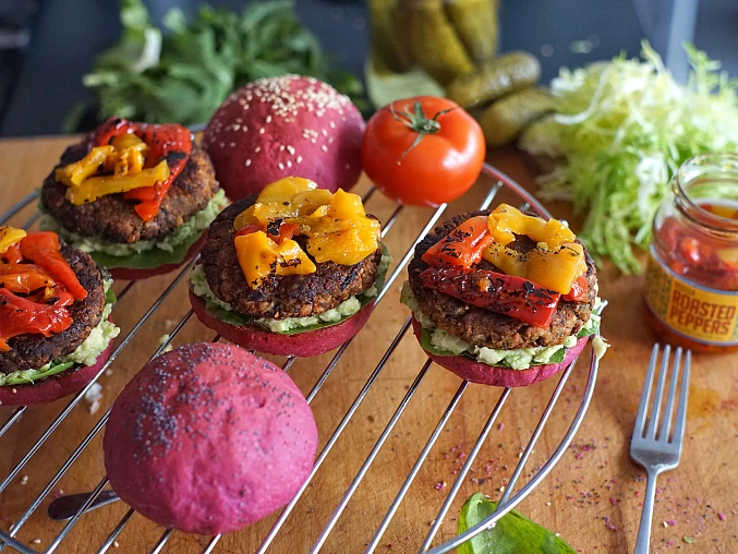 Letní burgery s avokádem a grilovanými paprikami Letní burgery s avokádem a grilovanými paprikami