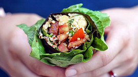 Letní závitky s tempehem, cizrnou a quinoou