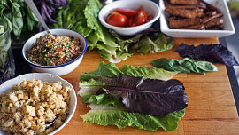 Letní závitky s tempehem, cizrnou a quinoou