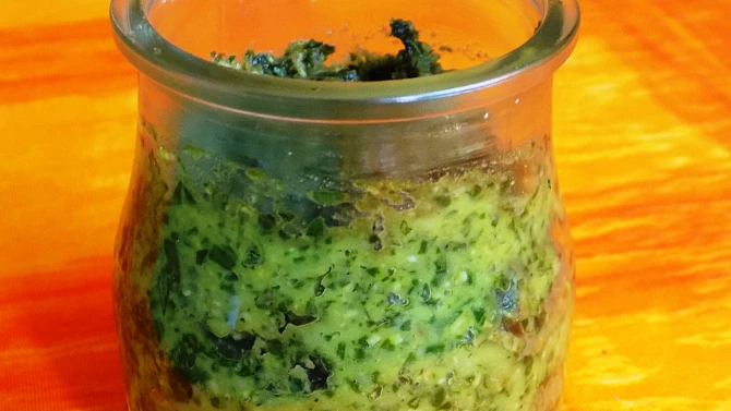Mangoldovo-petrželkové pesto