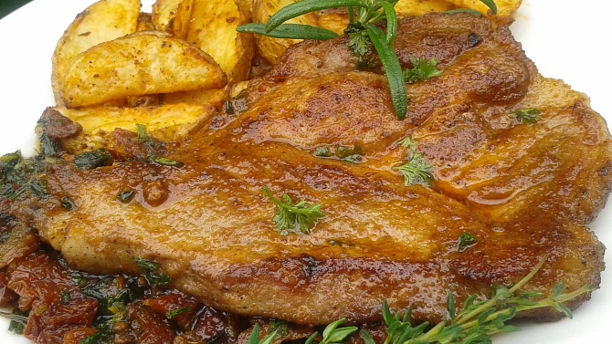 Marinovaná krkovička s bylinkami a sušenými rajčaty