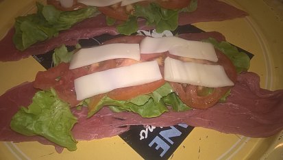 Masové závitky "Le Giare", Na plátky narovnáme salát, rajče a sýr