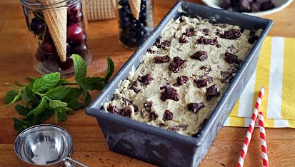 Mátová zmrzlina s kousky raw čoko-brownies