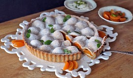 Meruňkový koláč s marcipánem a pistáciemi