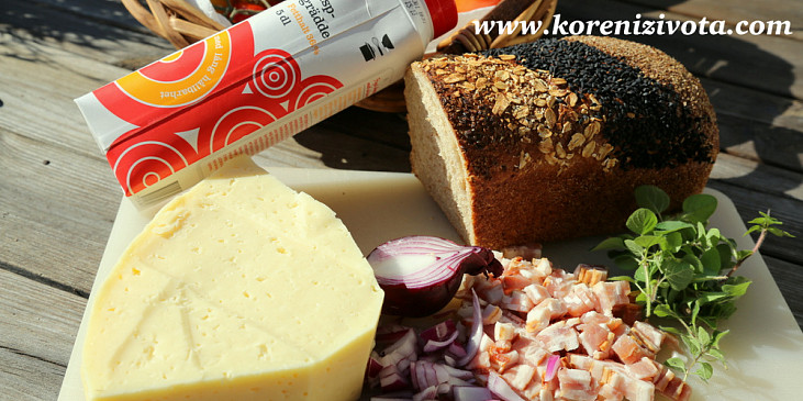suroviny: toastový chléb, vajíčko, slanina, sýr, bylinky