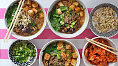 Miso polévka se soba nudlemi a pečeným tofu