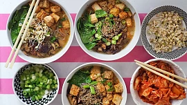 Miso polévka se soba nudlemi a pečeným tofu
