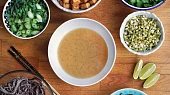 Miso polévka se soba nudlemi a pečeným tofu
