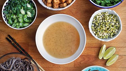 Miso polévka se soba nudlemi a pečeným tofu