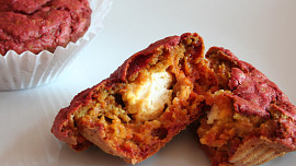 Muffiny z červené řepy s kozím sýrem