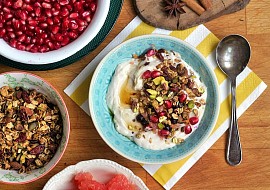 Ořechová granola s jogurtem z hedvábného tofu