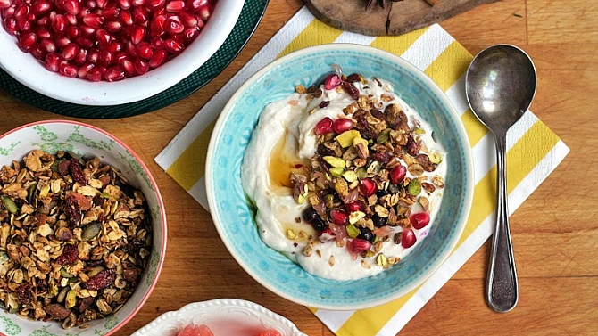 Ořechová granola s jogurtem z hedvábného tofu