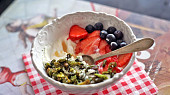 Ořechová matcha granola s kokosovým jogurtem