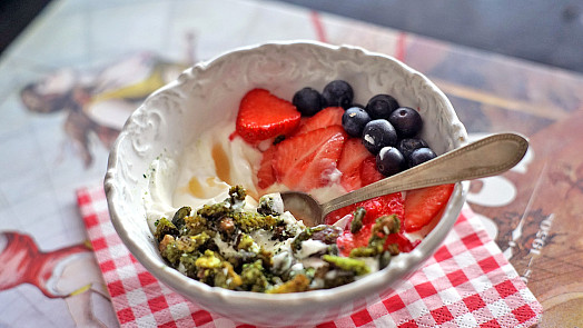 Ořechová matcha granola s kokosovým jogurtem