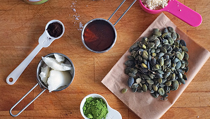 Ořechová matcha granola s kokosovým jogurtem