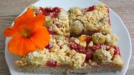 Ovocný koláč s drobenkou bez lepku, mléka a vajec (bez komerční bezlepkové směsi)