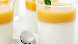 Panna cotta s broskvovým pyré