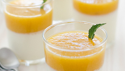 Panna cotta s broskvovým pyré