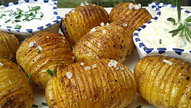 Pečené brambory se dvěma dipy