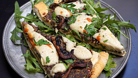 Pizza s houbami a kešu krémem