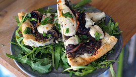 Pizza s houbami a kešu krémem