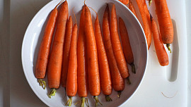 Pohanka s humusem a pečenou mrkví