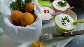 Polentové kuličky s parmazánem, rozmarýnem a třemi dresinky